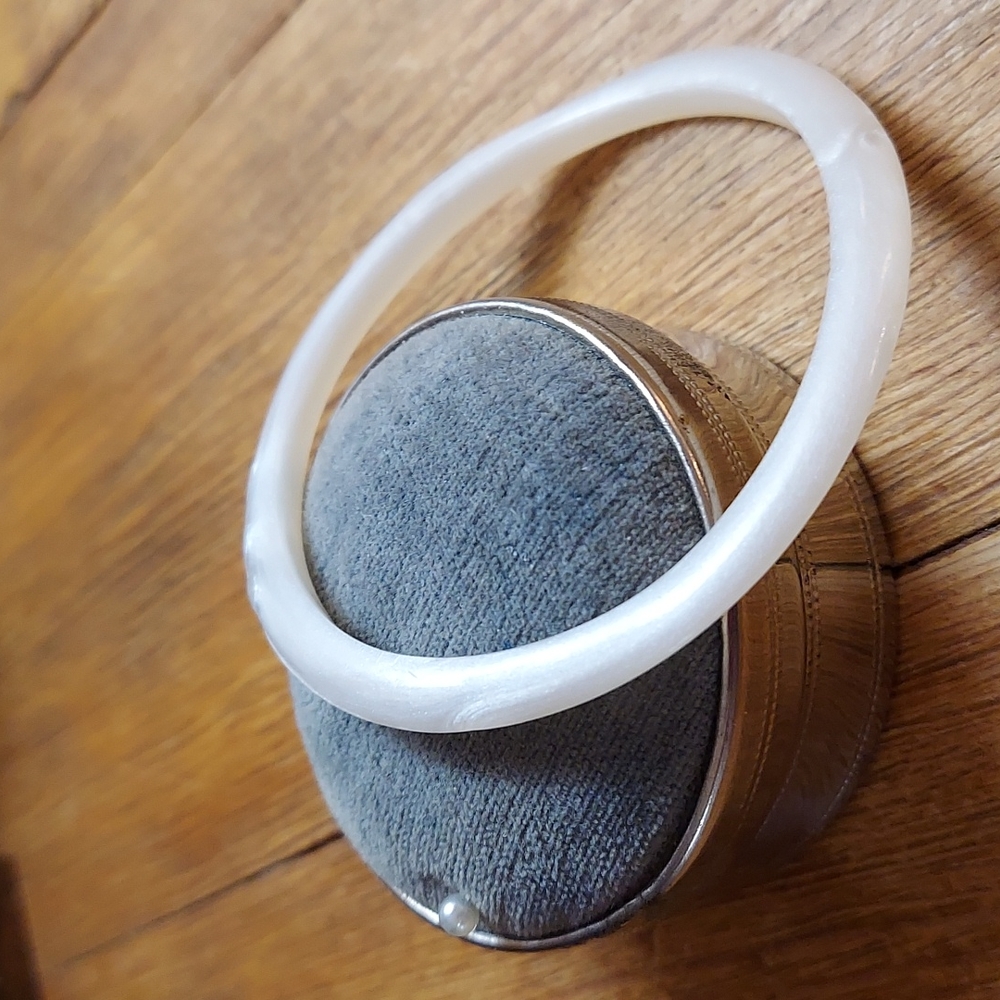 🤍 Vintage Pearl Bangle Bracelet